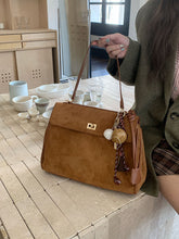 画像をギャラリービューアに読み込む, パリの街を散歩するスエードメッセンジャーバッグ_N3186