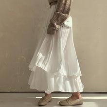 画像をギャラリービューアに読み込む, 浜辺で散歩する女の子のスカート_N1181