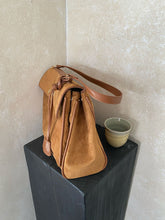 画像をギャラリービューアに読み込む, パリの街を散歩するスエードメッセンジャーバッグ_N3186