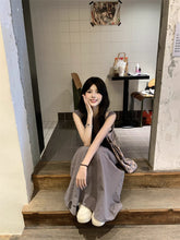 画像をギャラリービューアに読み込む, 無機質なギャラリーに佇む、孤独と美しさを纏ったワントーンコーデ _K0112