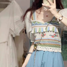 画像をギャラリービューアに読み込む, 少女が海辺の村で見つけた、カラフル刺繍を施したハンドメイドクロシェトップス_K0187