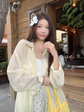 画像をギャラリービューアに読み込む, 夏の朝、レモネードを片手に日記を綴る彼女のシアーカーディガン_K0091