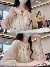 画像をギャラリービューアに読み込む, さくらんぼの赤い実とリボンの白い結び目が愛おしいブラウス_K0049