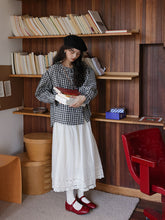 画像をギャラリービューアに読み込む, 行きつけの喫茶店で紅茶を飲む日のフリルブラウス_N3472