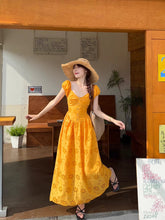 画像をギャラリービューアに読み込む, カリブ海の空と波にとける少女の、刺繍と風をまとう編みワンピース_K0080