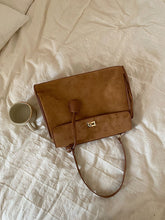 画像をギャラリービューアに読み込む, パリの街を散歩するスエードメッセンジャーバッグ_N3186