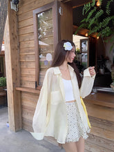 画像をギャラリービューアに読み込む, 夏の朝、レモネードを片手に日記を綴る彼女のシアーカーディガン_K0091