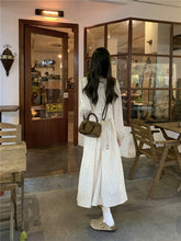 画像をギャラリービューアに読み込む, カフェデートを楽しむ女の子のツータック小花柄ワンピース_N1897