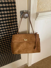 画像をギャラリービューアに読み込む, パリの街を散歩するスエードメッセンジャーバッグ_N3186