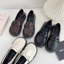 画像をギャラリービューアに読み込む, パリの文具店で便箋を選んでいた彼女のパンプス_K0038