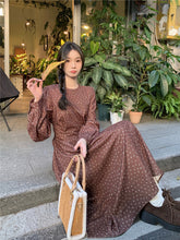 画像をギャラリービューアに読み込む, カフェデートを楽しむ女の子のツータック小花柄ワンピース_N1897