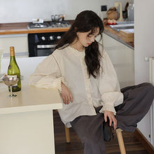 画像をギャラリービューアに読み込む, 行きつけの喫茶店で紅茶を飲む日のフリルブラウス_N3472