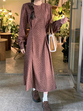 画像をギャラリービューアに読み込む, カフェデートを楽しむ女の子のツータック小花柄ワンピース_N1897