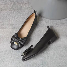 画像をギャラリービューアに読み込む, 異国の街角でふと立ち止まるときに似合うリボンとパールのパンプス_K0180