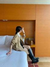 画像をギャラリービューアに読み込む, 海外旅行を楽しむ私のバイカラーステンカラーコート_N1607