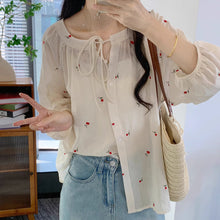 画像をギャラリービューアに読み込む, さくらんぼの赤い実とリボンの白い結び目が愛おしいブラウス_K0049