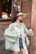 画像をギャラリービューアに読み込む, 夏の朝、レモネードを片手に日記を綴る彼女のシアーカーディガン_K0091