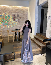 画像をギャラリービューアに読み込む, 無機質なギャラリーに佇む、孤独と美しさを纏ったワントーンコーデ _K0112