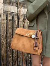 画像をギャラリービューアに読み込む, パリの街を散歩するスエードメッセンジャーバッグ_N3186