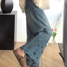 画像をギャラリービューアに読み込む, 野外マーケットでドライフラワーを選ぶ手元を引き立てるワイドデニム_K0172