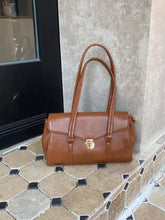 画像をギャラリービューアに読み込む, フランスの香水を纏う彼女のフラップハンドバッグ_N3185