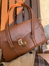 画像をギャラリービューアに読み込む, フランスの香水を纏う彼女のフラップハンドバッグ_N3185