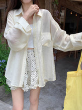 画像をギャラリービューアに読み込む, 夏の朝、レモネードを片手に日記を綴る彼女のシアーカーディガン_K0091