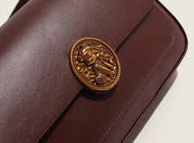 画像をギャラリービューアに読み込む, ヴィンテージショップで一目惚れしたエンブレムチェーンバッグ_N3489