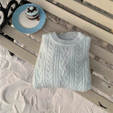 画像をギャラリービューアに読み込む, 冬の朝にラテを飲む女の子のケーブルニット_K0207