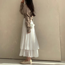 画像をギャラリービューアに読み込む, 浜辺で散歩する女の子のスカート_N1181