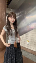 画像をギャラリービューアに読み込む, 小さな駅のホームで夏風に揺れる彼女のモノトーン花柄スカートのコーデセット_K0096