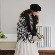 画像をギャラリービューアに読み込む, 行きつけの喫茶店で紅茶を飲む日のフリルブラウス_N3472