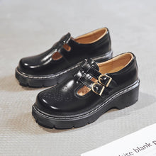 画像をギャラリービューアに読み込む, ロンドンの片隅、古書店の階段を駆け上がるレトロストラップシューズ_K0155