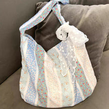 画像をギャラリービューアに読み込む, レースのスカーフがきゅっと結ばれた、ブルーの花柄トートバッグ_K0130