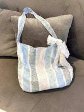 画像をギャラリービューアに読み込む, レースのスカーフがきゅっと結ばれた、ブルーの花柄トートバッグ_K0130