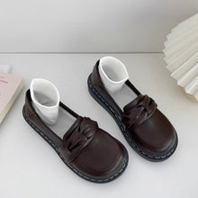 画像をギャラリービューアに読み込む, パリの文具店で便箋を選んでいた彼女のパンプス_K0038