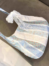 画像をギャラリービューアに読み込む, レースのスカーフがきゅっと結ばれた、ブルーの花柄トートバッグ_K0130