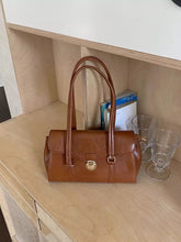 画像をギャラリービューアに読み込む, フランスの香水を纏う彼女のフラップハンドバッグ_N3185