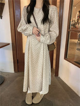 画像をギャラリービューアに読み込む, カフェデートを楽しむ女の子のツータック小花柄ワンピース_N1897