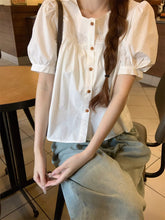 画像をギャラリービューアに読み込む, カフェの窓辺でレモンパイを食べながら恋の続きを考えていた日のブラウス_K0024