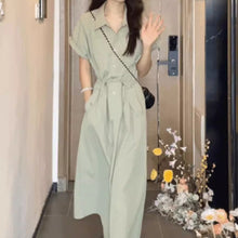 画像をギャラリービューアに読み込む, エントランスの花と風の香り、清らかに歩いたワンピース_K0084