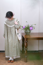 画像をギャラリービューアに読み込む, ヴィンテージショップで働くあの子の小花柄レトロワンピース_N3512