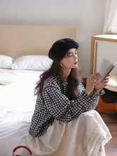 画像をギャラリービューアに読み込む, 行きつけの喫茶店で紅茶を飲む日のフリルブラウス_N3472