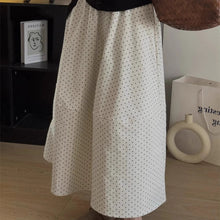 画像をギャラリービューアに読み込む, レトロな小さな映画館で少女が選んだ、水玉模様のロングスカート_K0189