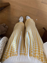 画像をギャラリービューアに読み込む, パジャマのままで迎えた朝に笑う彼女のチェックパンツ_K0077