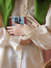 画像をギャラリービューアに読み込む, 行きつけの喫茶店で紅茶を飲む日のフリルブラウス_N3472