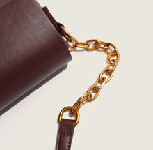 画像をギャラリービューアに読み込む, ヴィンテージショップで一目惚れしたエンブレムチェーンバッグ_N3489