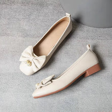 画像をギャラリービューアに読み込む, 異国の街角でふと立ち止まるときに似合うリボンとパールのパンプス_K0180