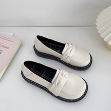 画像をギャラリービューアに読み込む, パリの文具店で便箋を選んでいた彼女のパンプス_K0038