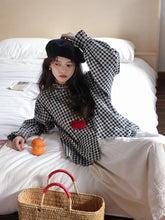 画像をギャラリービューアに読み込む, 行きつけの喫茶店で紅茶を飲む日のフリルブラウス_N3472